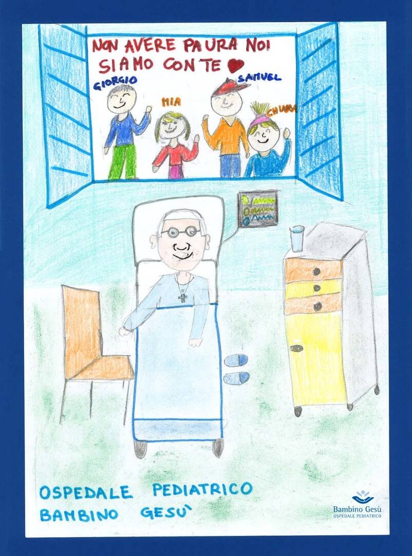 Los niños del Hospital Infantil Bambino Gesú de Roma enviaron al Papa un colorido dibujo que lo representa en una cama de hospital, 