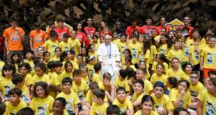 Papa Francisco se reúne con niños en campamentos de verano del Vaticano