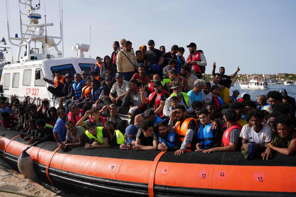 Los inmigrantes llegan al puerto de la isla italiana de Lampedusa el 18 de septiembre de 2023.