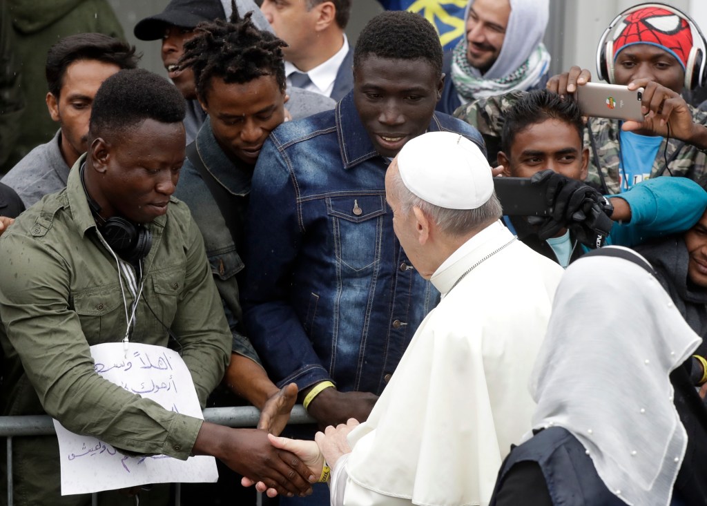 El Papa Francisco llega a un centro regional de inmigrantes para reunirse con jóvenes africanos en Bolonia, Italia, el domingo 1 de octubre de 2017. 
