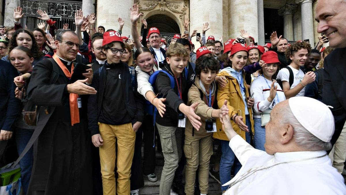 El Papa Francisco saluda a los jóvenes