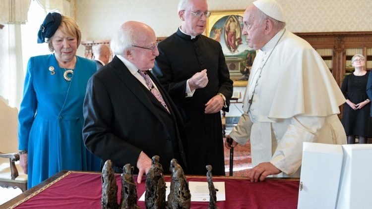 El Papa Francisco recibe al presidente irlandés Higgins y su séquito