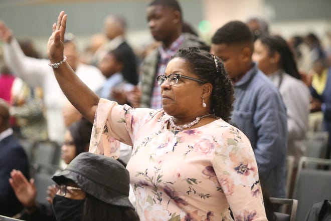 Una mujer adora durante un servicio del mediodía en la 115a Convocatoria COGIC en el Centro de Convenciones Renasant, el jueves 9 de noviembre de 2023, en el centro de Memphis, Tennessee.