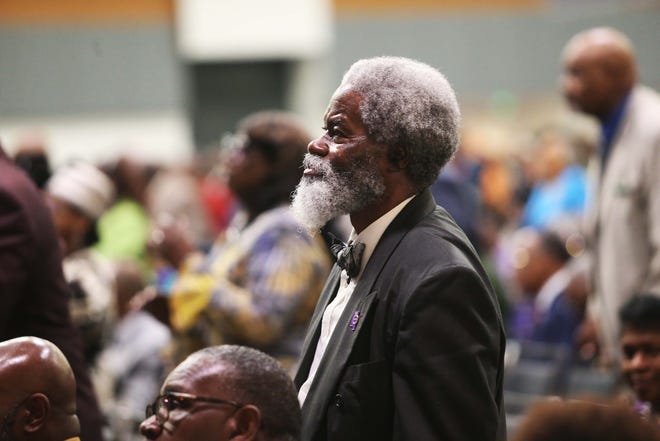 Un hombre de pie mientras el coro canta durante el servicio del mediodía en la 115a Convocatoria de COGIC en el Centro de Convenciones Renasant, el jueves 9 de noviembre de 2023, en el centro de Memphis, Tennessee.