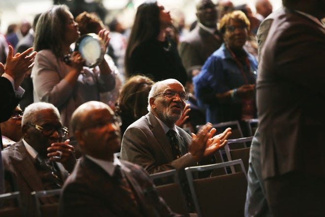 Un feligrese canta y aplaude durante el servicio del mediodía en la 115a Convocatoria COGIC en el Centro de Convenciones Renasant, el jueves 9 de noviembre de 2023, en el centro de Memphis, Tennessee.