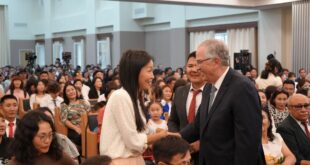 El élder Neil L. Andersen ministra en Mongolia