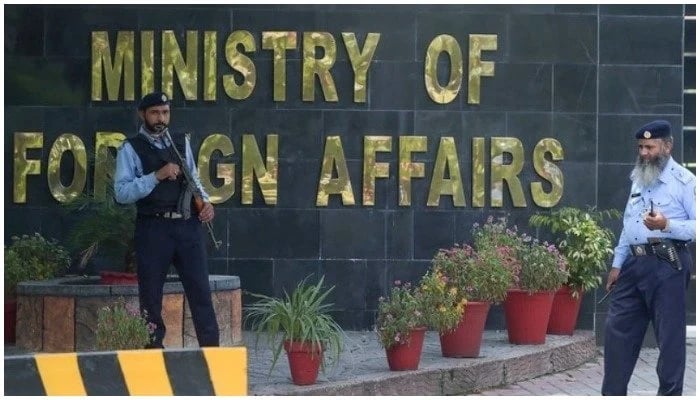Personal de la policía de Islamabad se encuentra frente al Ministerio de Asuntos Exteriores en Islamabad.  - AFP