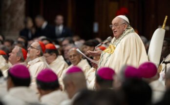 Los Willett Bourbons firmados por el Papa recaudaron casi 30.000 dólares en una subasta