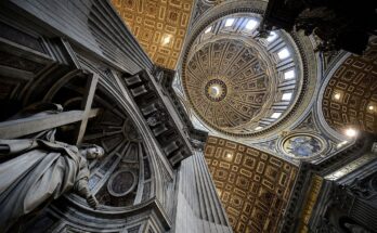¿Por qué el Papa Francisco abrirá simbólicamente la Puerta Santa de la Basílica de San Pedro en Nochebuena?