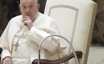 El Papa pide a un asistente que pronuncie su discurso anual sobre política exterior y les dice a los embajadores que está desafiando el frío