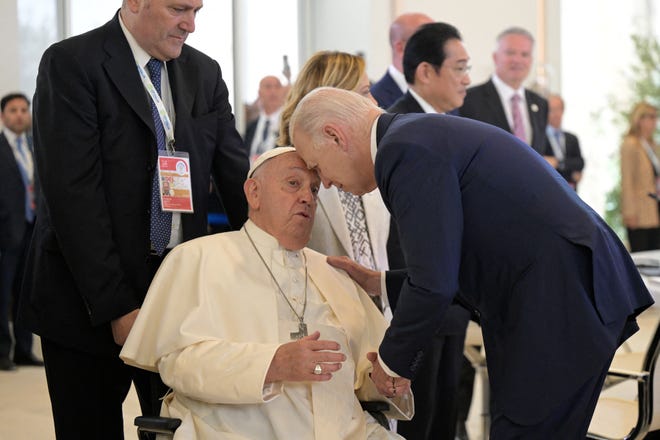 El Papa Francisco saluda al presidente estadounidense Joe Biden antes de una sesión de trabajo sobre Inteligencia Artificial (IA), Energía, África-Mediterráneo, en el complejo Borgo Egnazia en Savelletri, Savelletri, el 14 de junio de 2024.