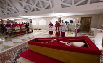 El cardenal Farrell libera oficialmente la muerte del Papa de Francisco