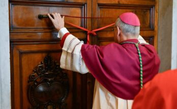 Sellos de Santa Marta Papal colocados en la puerta