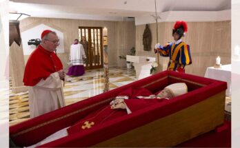 Fotos del cuerpo de los papas de Francis desde la muerte del fallecido
